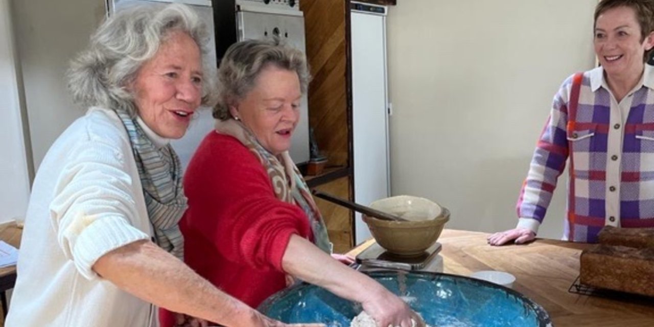 Pair kneading bread